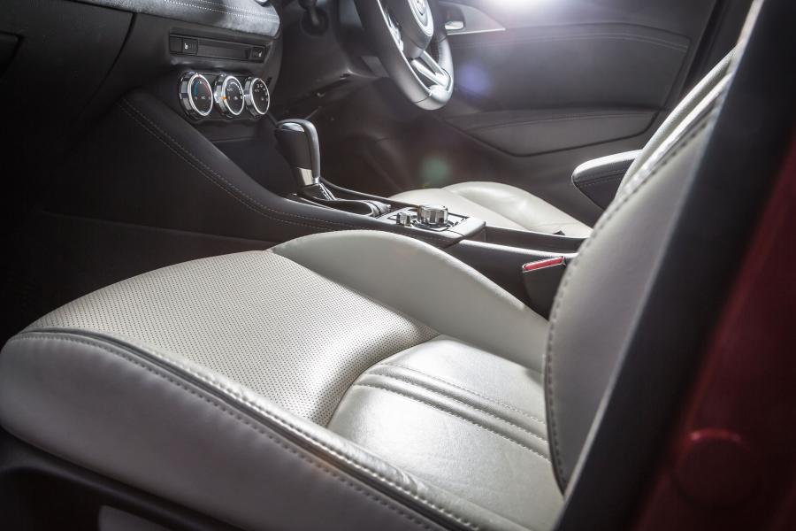 Детали интерьера Mazda CX-3 2018 года  (AU) (фото 15 из 30)